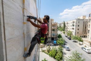 نصب سنگ کار در ارتفاع بدون داربست با طناب