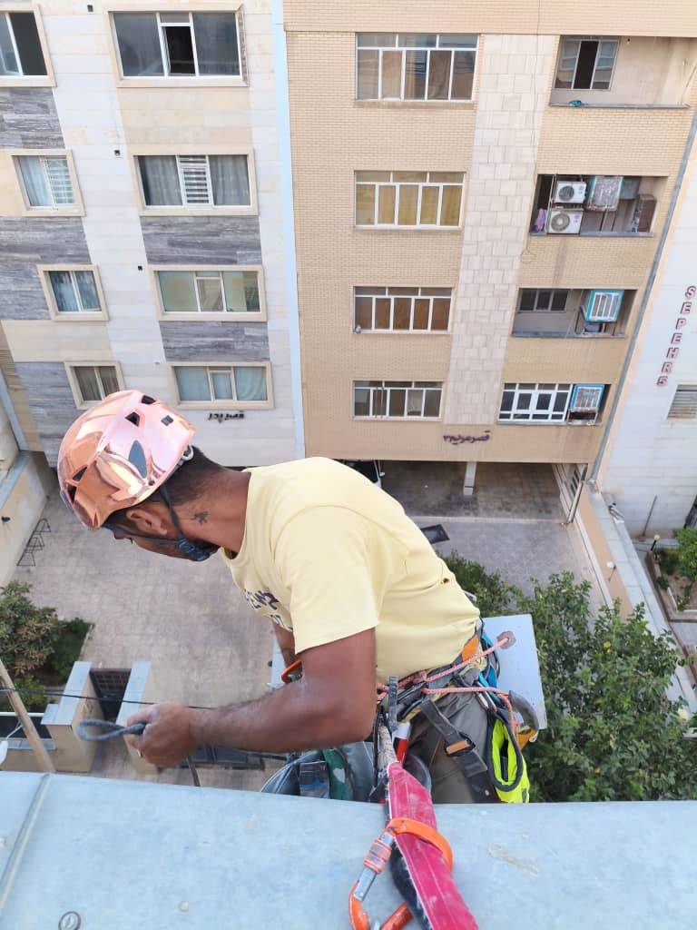 فرود نصب سنگ کار در ارتفاع